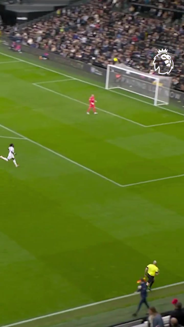 乐鱼官方网站-被狂嘘！英超官号发维卡里奥开大脚失误，配文：有趣的任意球😅