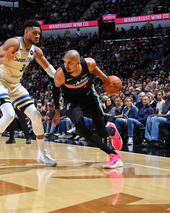 乐鱼-39分惨案！雄鹿3连败，文班膝盖遭重撞，波特9中0，字母哥要走了