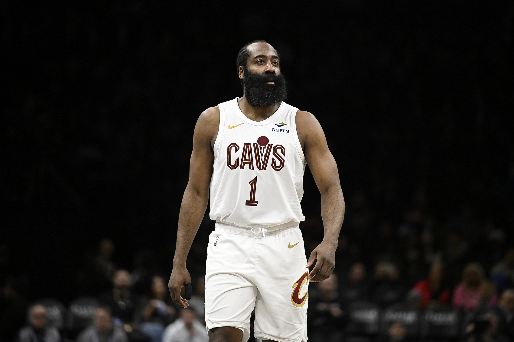 乐鱼体育-强行续命！哈登单打晃退班凯罗强行撤步三分球续命